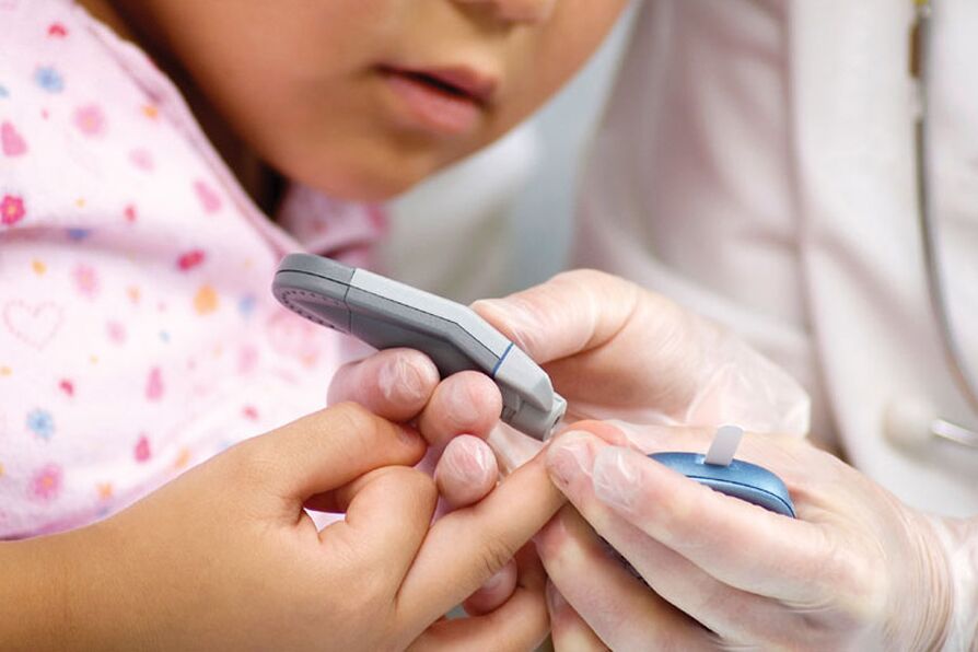 La diabetes tipo 1 es común en los niños y requiere control del azúcar en sangre. 